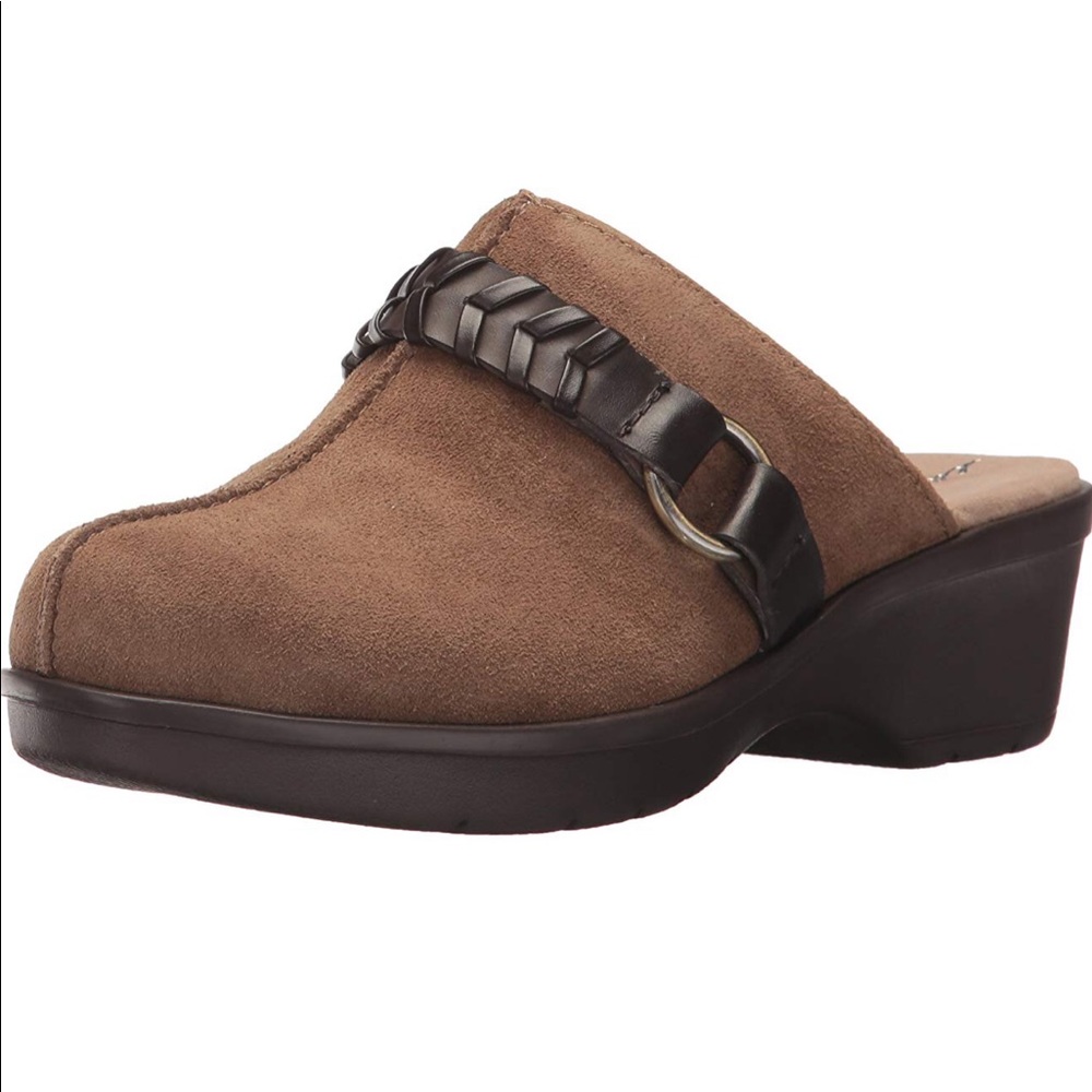 NWOB Easy Spirit Suede Clogs Sz 6.